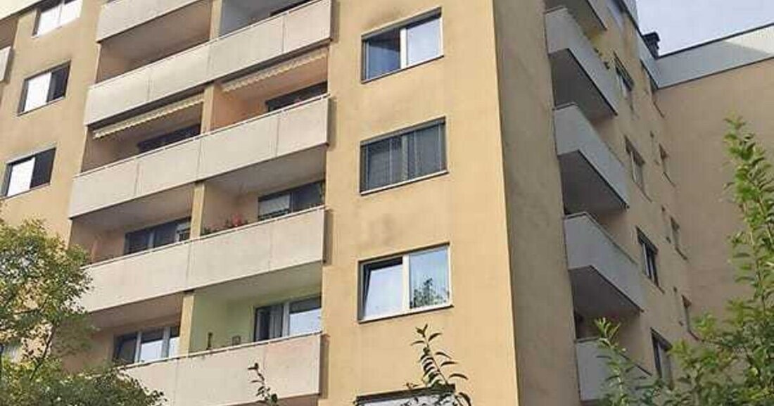 Das Seniorenwohnhaus Roseggerstraße in Leoben wurde in den 1970er-Jahren erbaut. Fenster und Balkontüren entsprechen heute weder dem Stand der Technik noch den aktuellen Sicherheitsanforderungen. Durch die alten, schlecht isolierten Fenster ging ein Teil der Energie ungenutzt verloren.