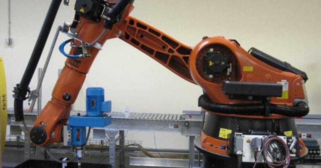 Das Suhner Power-Pack für vollautomatisierte Bearbeitung hilft beim robotergestützten Bohren, Schleifen, Feilen, Sägen und Entgraten mit Schnellwechsellösungen.