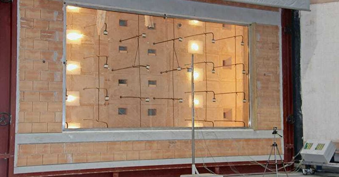 Als Abschluss der diesjährigen Rosenheimer Fenstertage wurde am 14. Oktober im ift-Technologiezentrum die weltgrößte Brandprüfung eines Brandschutzglases mit einer Abmessung von 5.900 Millimeter mal 3.100 Millimeter für Feuerwiderstand durchgeführt.   