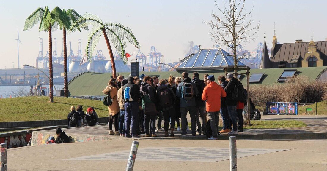 Internationale Bauausstellung Wien Im September 2015 hat der Wiener Wohnbaustadtrat Michael Ludwig die Internationale Bauausstellung Wien (IBA) ausgerufen, bei der – anknüpfend an die renommierte Wiener Tradition – der „sozial nachhaltige Wohnbau im 21. Jahrhundert“ im Mittelpunkt stehen soll. Studierende der Technischen Universität Wien haben dies zum Anlass für eine weitreichende Untersuchung genommen.