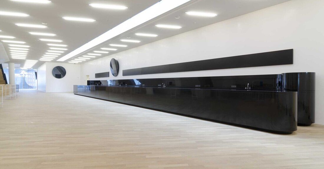 Empfang, Garderobe, Küchen und mehr: Das Traditionsunternehmen Cserni fertigte und montierte zahlreiche Möbel im neuen Hamburger Wahrzeichen.