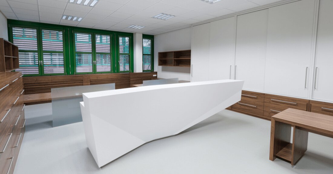 Gelungenes Teamwork: Meisterschülerinnen und -schüler haben die Schülerkanzlei der HTBLVA Graz-Ortweinschule vom Boden bis zur Decke neu gestaltet und konnten dabei wichtige Praxiserfahrung sammeln.