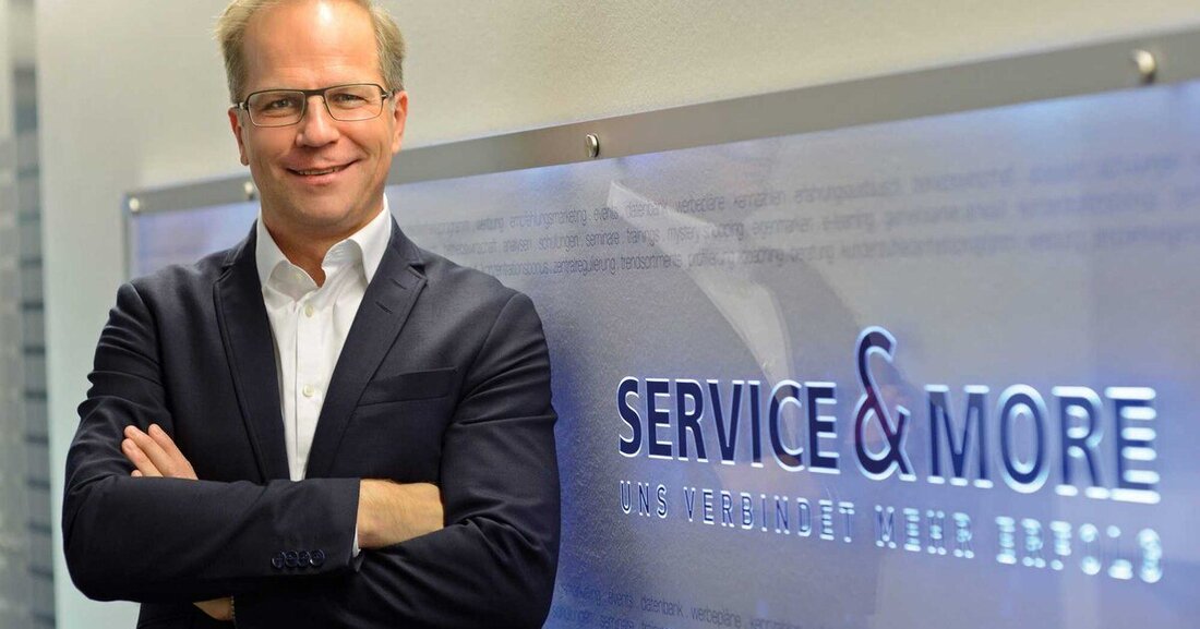 Christian Wimmer, Geschäftsführer von Service&More, erklärt im Gespräch mit color, warum weder großflächige Möbelriesen, noch der Onlinehandel eine Bedrohung für den heimischen Einrichtungshandel darstellen.