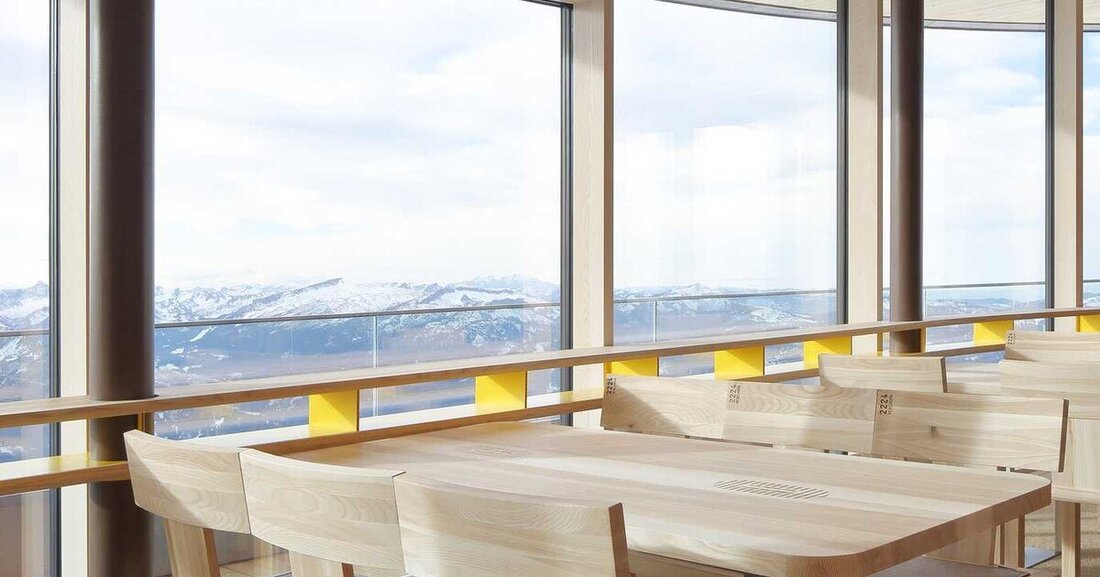 Der Stuhlhersteller Längle Hagspiel aus Vorarlberg produzierte im Auftrag des Architekturbüros Hermann Kaufmann maßgefertigte Stühle für das neue Gipfelrestaurant der Nebelhornbahn in Oberstdorf.