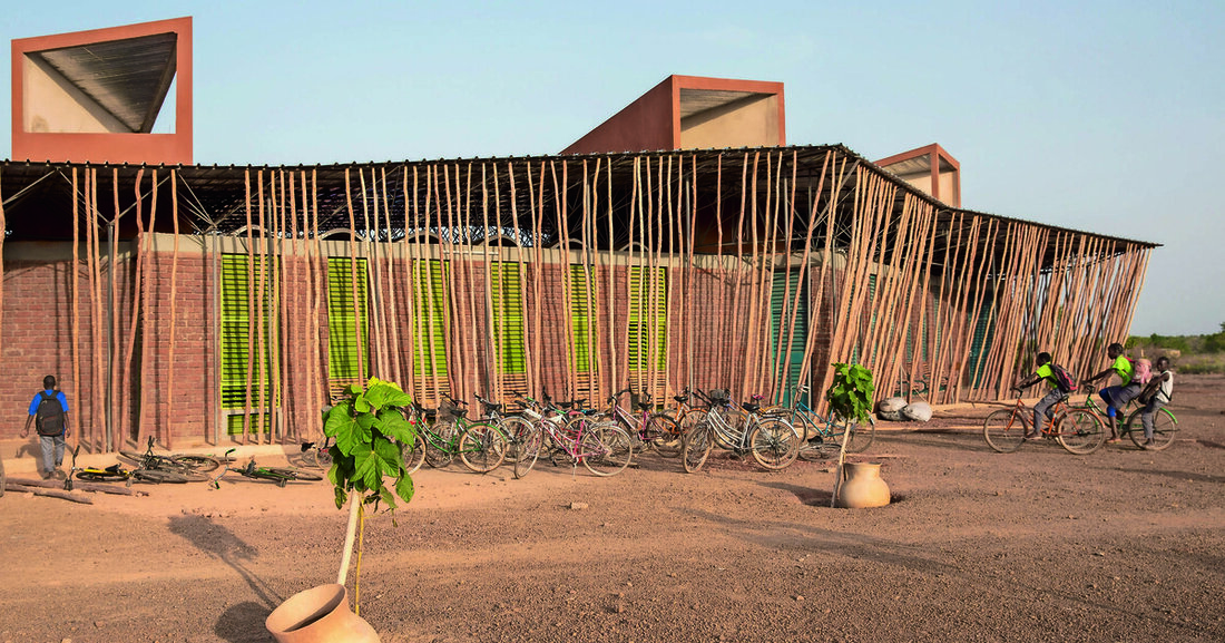 Im Architekturmuseum der TU München wurde die spektakuläre Ausstellung „Radically Simple“ über den Architekten Francis Kéré wegen anhaltendem Zuspruchs um einen Monat verlängert.