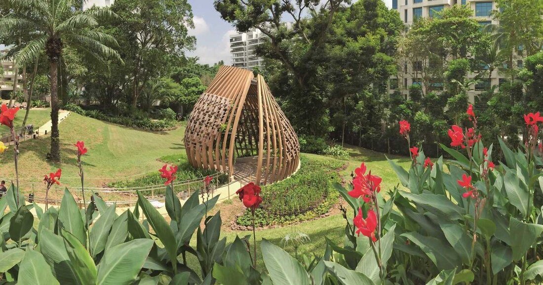Seit März 2016 steht im Garten des Shangri-La-Hotels in Singapur ein Pavillon aus Holz. Vorbild für den Entwurf war eine Orchideenknospe. Dessen Freiformentwurf in eine definierte geometrische Struktur zu übersetzen führte zu einer ungewöhnlichen Umkehrung des Bemessungsprozesses. Die zunächst vereinfachte Lösung ermöglichte dennoch ein perfektes Ergebnis. Als Bausatz gefertigt, ging der Pavillon von Deutschland im Container in die asiatische Metropole und wurde dort montiert.