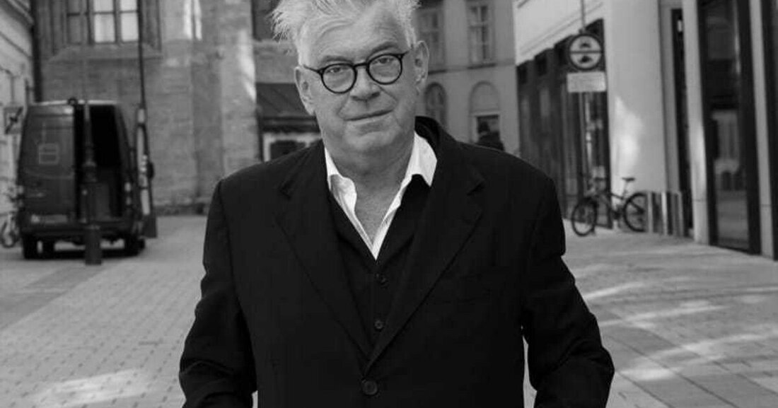 Max Dudler, der Schweizer Architekt mit Bürodependancen in Zürich, Frankfurt und ­Berlin baut in ganz Europa – an die 50 Projekte werden im Moment von 120 Mitarbeitern bearbeitet; eines davon, nach dem Beitrag der Mustersiedlung 9=12 in Wien-­Hadersdorf, wieder in Österreich, nördlich von Linz in Gallneukirchen. Auf rund 8.000 Quadratmetern entstehen ab 2017, mitten im Zen­trum, mehrere Blöcke mit Wohnungen, Büros und Geschäften. Aber Max Dudler baut nicht nur, er baut weiter – seine Sprache ist dabei nicht immer verstanden, wenn auch vielfach ausgezeichnet. Rationalistisch und minimalistisch – man muss durchaus genauer hinsehen, um die Detailvielfalt zu sehen. Mit dem Forum sprach Dudler über die europäische Stadt, ihre Trans­formation und nicht zuletzt: den Anspruch nach Ewigkeit. Manuela Hötzl im Gespräch mit Max Dudler