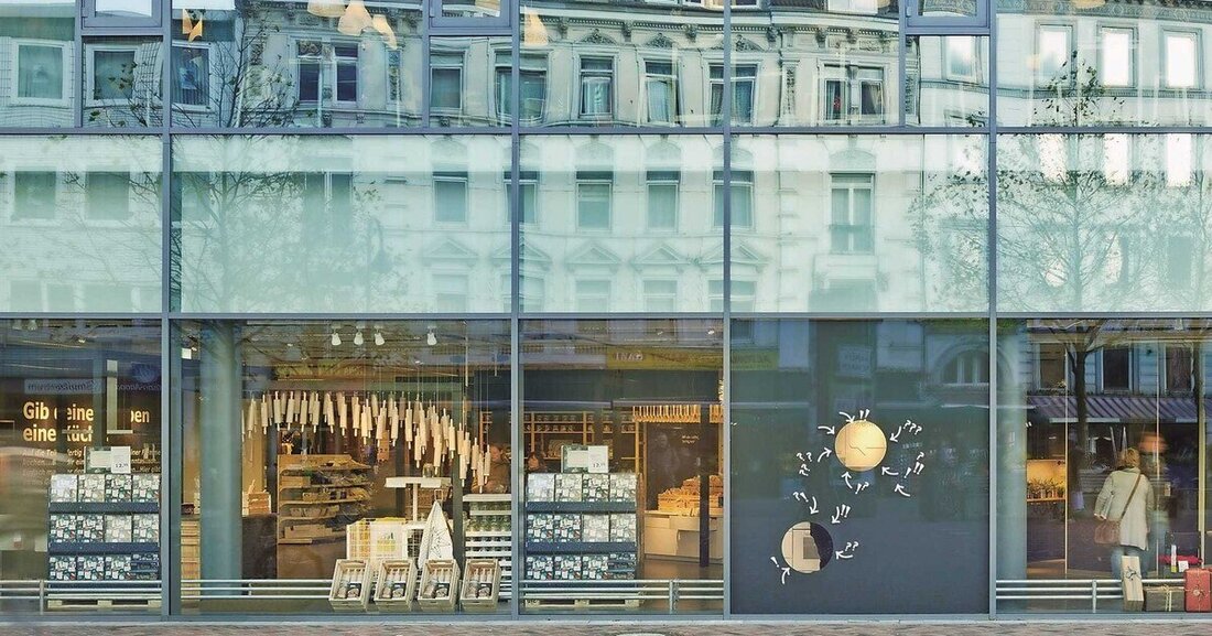 Produkte hautnah präsentieren, Kunden begeistern: Bei der Realisierung der Pfosten-Riegel-Fassaden der Ikea Einrichtungshäuser in den deutschen Städten Kaiserslautern und Hamburg-Altona konnten diese Anforderungen dank eines modernen entspiegelten Glases in Per fektion umgesetzt werden.