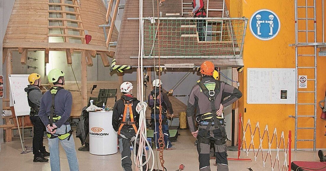 Die mittlerweile bewährten Dacharbeiten-Lehrgänge der AU VA-Landesstelle Wien in Kooperation mit den Landesinnungen Wien, NÖ und Burgenland für Dachdecker, Spengler und Holzbau fanden im Jänner und Februar bereits zum 13. Mal statt. Neben speziellen Kursen für Dachhandwerker kamen heuer erstmals eigene Kurse für Glaser dazu.