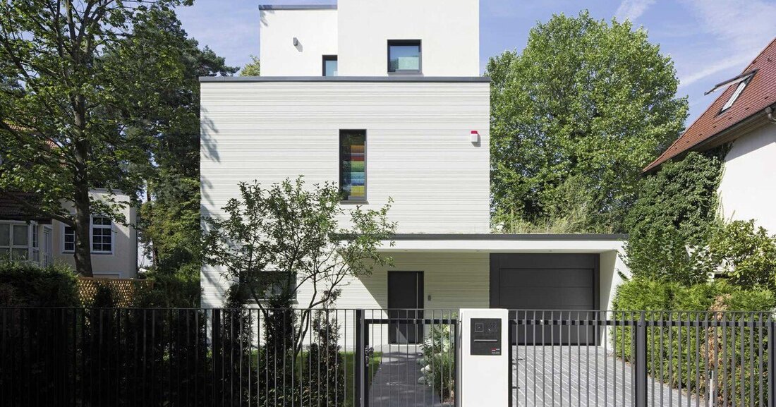 Klare Form und gerade Linien – in seiner Kubatur könnte dieses Wohnhaus in Berlin kaum schlichter sein. Alles andere als schlicht ist dagegen die Gestaltung der wärmegedämmten Fassade.