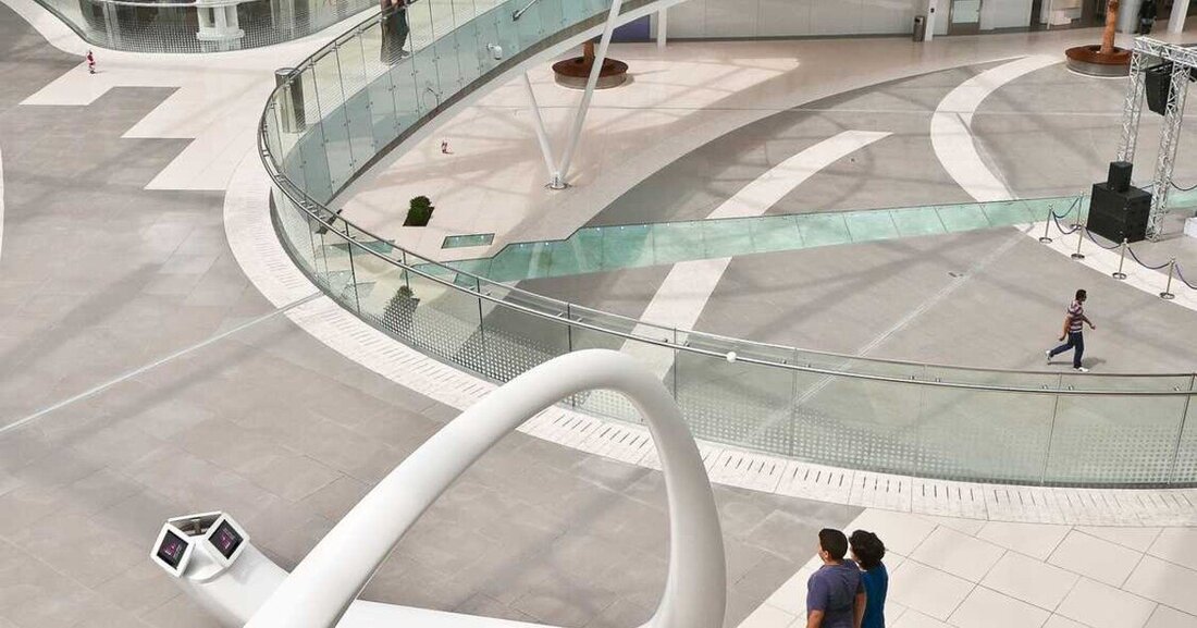 Rosskopf + Partner lieferte spektakuläre, dreidimensional geformte Sitzmöbel aus Mineralwerkstoff für eine Shopping-Mall in Amman.