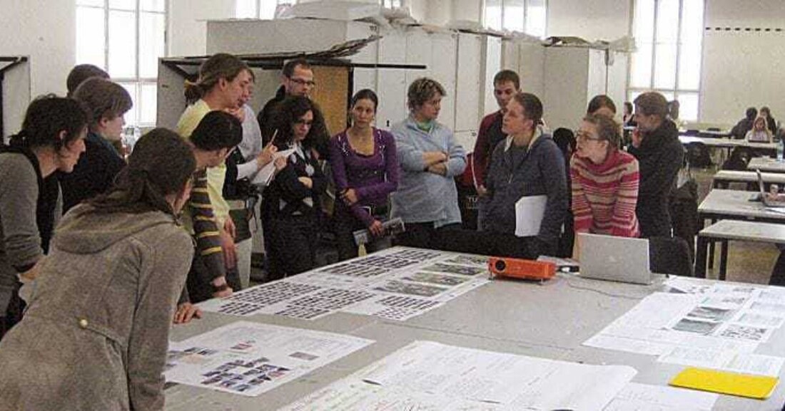 Jedes Jahr entstehen an der Fakultät für Architektur und Raumplanung der TU Wien 2400 Entwurfs­arbeiten, die sich mit rund 130 unterschiedlichen Themen auseinandersetzen. Von 18. bis 24. Mai ist eine Auswahl der besten Projekte des Studienjahres 2016/17 im ehemaligen Telegraphenamt in der Zollergasse 31 zu sehen.