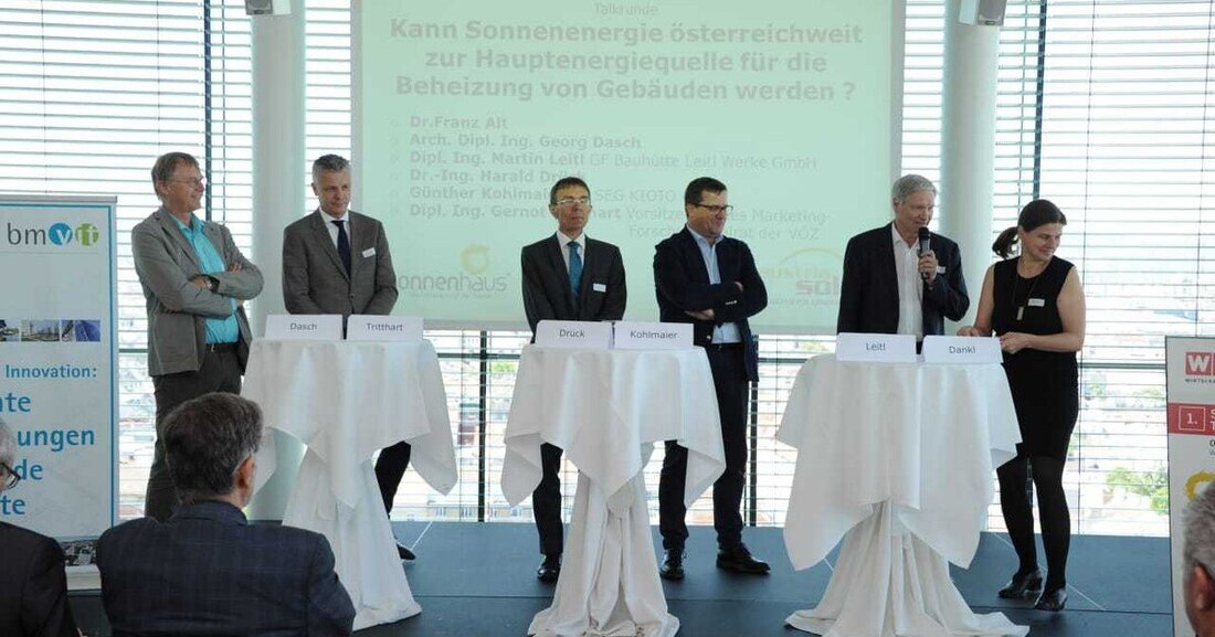 Kürzlich fand in der Wirtschaftskammer Österreich die erste Sonnenhaus-Tagung „Bedeutung von Sonnenhäusern für die Energiewende“ statt. Rund 150 Teilnehmer - unter anderem aus Ministerien und Forschungsinstituten, Architektur- und Planungsbüros - informierten sich über das solare Bau- und Heizkonzept, bei dem mindestens 50 Prozent des Wärmebedarfs für die Raumheizung und Warmwasserbereitung solar erzeugt werden.