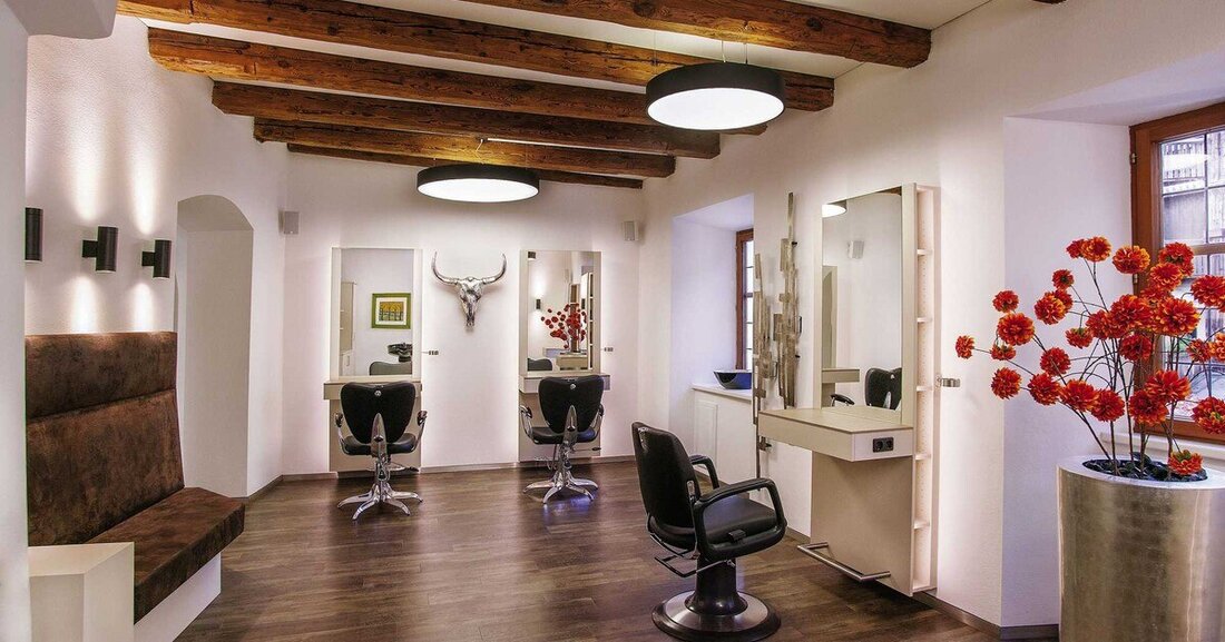 Tonfarben und –putze an den Wänden des Bio-Friseursalons Happ in Tirol sorgen für frische Luft.