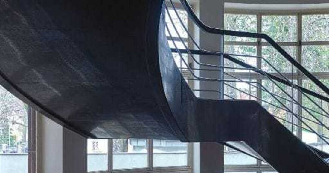 Mit der Erfindung der Silikatfarbe durch Adolf-Wilhelm Keim und deren Patentierung 1878 wurde ein Meilenstein im Bereich der Anstrichstoffe gesetzt. Silikatfarben begleiten die Architekturgeschichte des 20. und 21. Jahrhunderts: vom Historismus über den Jugendstil und das Bauhaus bis zu den spektakulären dekonstruktivistischen Bauwerken der Gegenwart. Sie begeistern seit Generationen Architekten, Handwerker und Künstler, und finden überall dort Anwendung, wo hohe ästhetische, gesundheitliche und bauphysikalische Ansprüche an Architektur und Farbe gestellt werden. Aus gestalterischer, ökologischer wie auch aus bauphysikalischer Sicht gewinnt die richtige Wahl des Oberflächenmaterials zunehmend an Bedeutung. Algenbildung auf WDVS, frühzeitiges Abwitterungsverhalten, Verschmutzungsneigung von Anstrichen, Feuchtehaushalt von Fassaden, Schimmel,..