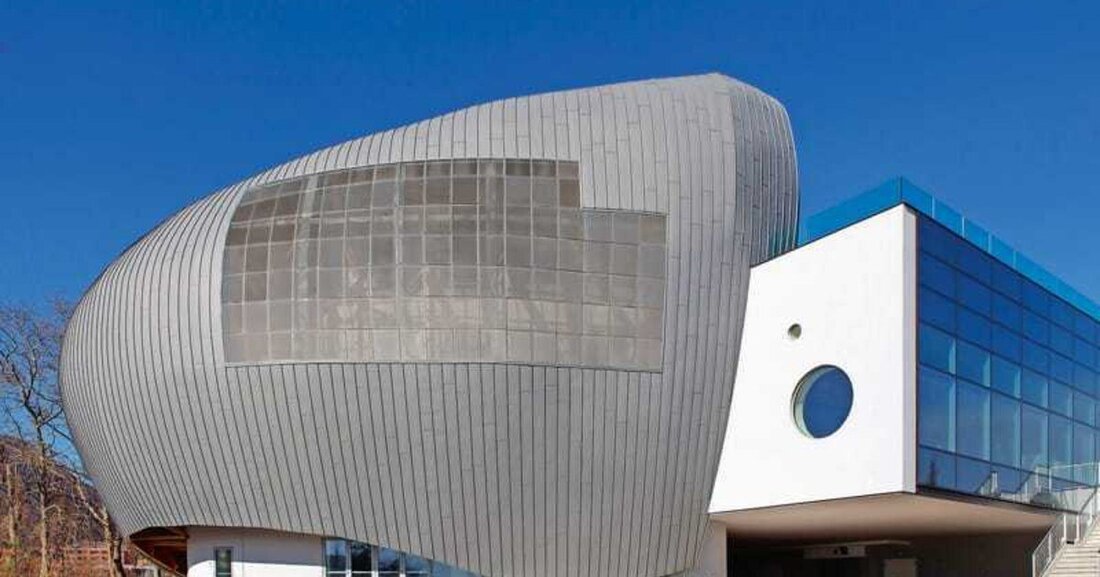 Das neue Kultur- und Theaterzentrum im italienischen Verbania legt ein außergewöhnliches Zeugnis für die Wandlungsfähigkeit und die natürliche Anmutung von Titanzink ab.