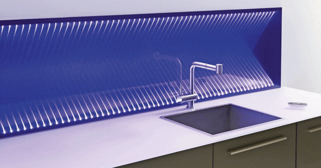 Mit der Erfindung der Silikatfarbe durch Adolf-Wilhelm Keim und deren Patentierung 1878 wurde ein Meilenstein im Bereich der Anstrichstoffe gesetzt. Silikatfarben begleiten die Architekturgeschichte des 20. und 21. Jahrhunderts: vom Historismus über den Jugendstil und das Bauhaus bis zu den spektakulären dekonstruktivistischen Bauwerken der Gegenwart. Sie begeistern seit Generationen Architekten, Handwerker und Künstler, und finden überall dort Anwendung, wo hohe ästhetische, gesundheitliche und bauphysikalische Ansprüche an Architektur und Farbe gestellt werden. Aus gestalterischer, ökologischer wie auch aus bauphysikalischer Sicht gewinnt die richtige Wahl des Oberflächenmaterials zunehmend an Bedeutung. Algenbildung auf WDVS, frühzeitiges Abwitterungsverhalten, Verschmutzungsneigung von Anstrichen, Feuchtehaushalt von Fassaden, Schimmel,..