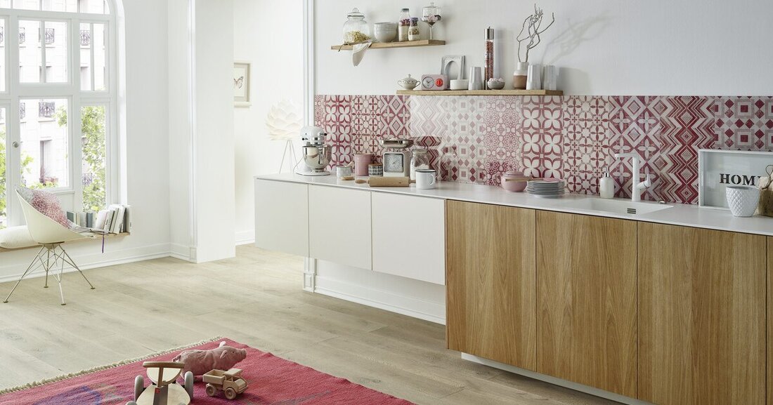 Mit der Erfindung der Silikatfarbe durch Adolf-Wilhelm Keim und deren Patentierung 1878 wurde ein Meilenstein im Bereich der Anstrichstoffe gesetzt. Silikatfarben begleiten die Architekturgeschichte des 20. und 21. Jahrhunderts: vom Historismus über den Jugendstil und das Bauhaus bis zu den spektakulären dekonstruktivistischen Bauwerken der Gegenwart. Sie begeistern seit Generationen Architekten, Handwerker und Künstler, und finden überall dort Anwendung, wo hohe ästhetische, gesundheitliche und bauphysikalische Ansprüche an Architektur und Farbe gestellt werden. Aus gestalterischer, ökologischer wie auch aus bauphysikalischer Sicht gewinnt die richtige Wahl des Oberflächenmaterials zunehmend an Bedeutung. Algenbildung auf WDVS, frühzeitiges Abwitterungsverhalten, Verschmutzungsneigung von Anstrichen, Feuchtehaushalt von Fassaden, Schimmel,..