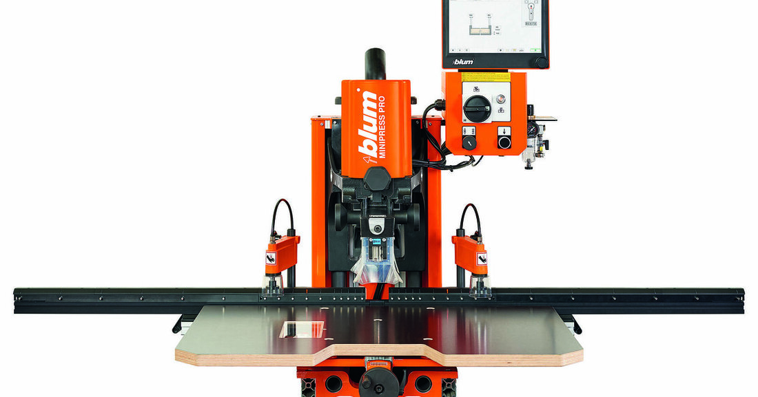 Mit der Erfindung der Silikatfarbe durch Adolf-Wilhelm Keim und deren Patentierung 1878 wurde ein Meilenstein im Bereich der Anstrichstoffe gesetzt. Silikatfarben begleiten die Architekturgeschichte des 20. und 21. Jahrhunderts: vom Historismus über den Jugendstil und das Bauhaus bis zu den spektakulären dekonstruktivistischen Bauwerken der Gegenwart. Sie begeistern seit Generationen Architekten, Handwerker und Künstler, und finden überall dort Anwendung, wo hohe ästhetische, gesundheitliche und bauphysikalische Ansprüche an Architektur und Farbe gestellt werden. Aus gestalterischer, ökologischer wie auch aus bauphysikalischer Sicht gewinnt die richtige Wahl des Oberflächenmaterials zunehmend an Bedeutung. Algenbildung auf WDVS, frühzeitiges Abwitterungsverhalten, Verschmutzungsneigung von Anstrichen, Feuchtehaushalt von Fassaden, Schimmel,..