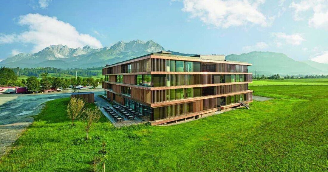 Holz ist nicht nur ein nachhaltiger und naturverbundener Rohstoff, er eignet sich auch optimal für die Kombination mit Beton, Ziegel und Co.