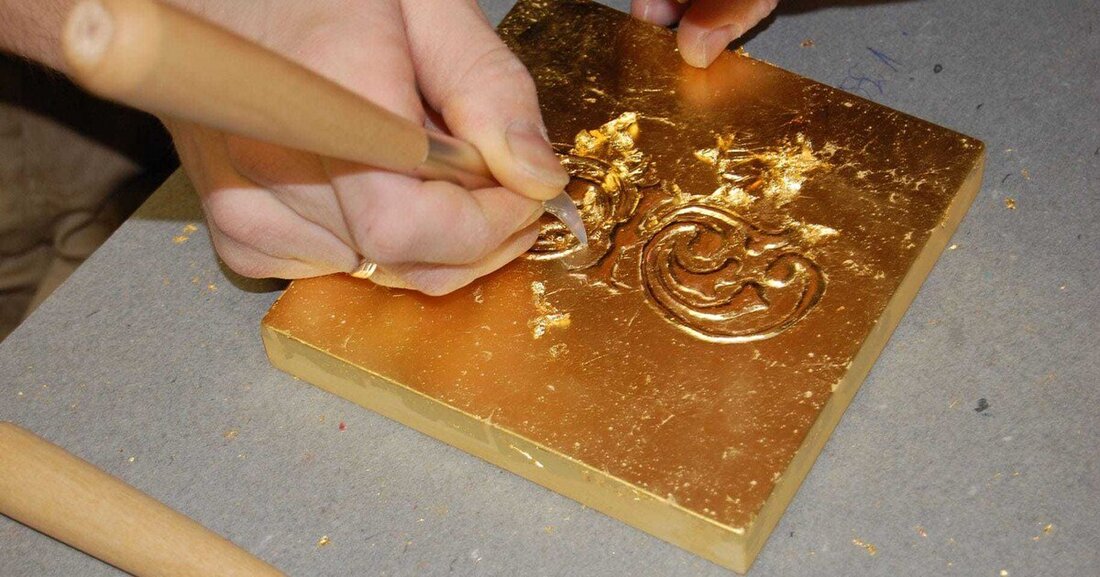 Mit der Erfindung der Silikatfarbe durch Adolf-Wilhelm Keim und deren Patentierung 1878 wurde ein Meilenstein im Bereich der Anstrichstoffe gesetzt. Silikatfarben begleiten die Architekturgeschichte des 20. und 21. Jahrhunderts: vom Historismus über den Jugendstil und das Bauhaus bis zu den spektakulären dekonstruktivistischen Bauwerken der Gegenwart. Sie begeistern seit Generationen Architekten, Handwerker und Künstler, und finden überall dort Anwendung, wo hohe ästhetische, gesundheitliche und bauphysikalische Ansprüche an Architektur und Farbe gestellt werden. Aus gestalterischer, ökologischer wie auch aus bauphysikalischer Sicht gewinnt die richtige Wahl des Oberflächenmaterials zunehmend an Bedeutung. Algenbildung auf WDVS, frühzeitiges Abwitterungsverhalten, Verschmutzungsneigung von Anstrichen, Feuchtehaushalt von Fassaden, Schimmel,..