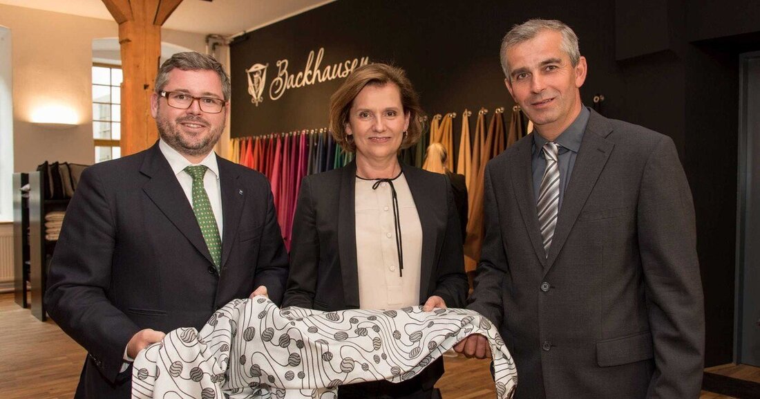 Der ehemalige Websaal der Textilmanufaktur, der als Industriedenkmal gilt, erstrahlt in neuem Glanz. Auf 400 Quadratmeter können sich die Kundinnen und Kunden des Backhausen Design Shops rund um das Thema „Wohnen mit Textil“ inspirieren lassen.