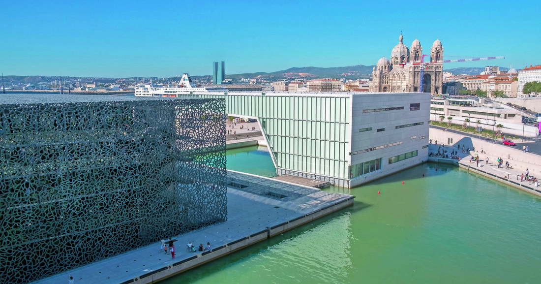 Europäische Kulturhauptstadt zu sein bedeutet, einen immensen Aufmerksamkeitszuwachs. Zwei Städte in Österreich haben bereits diesen Titel getragen, Graz im Jahr 2003 und Linz im Jahr 2009. Die Ausrichtung ­eines ­solchen Veranstaltungsmarathons zieht auf der praktischen Seite Maßnahmen im Bereich urbaner Infrastruktur nach sich. Zunächst geht es aber um die Einstimmung auf den Gedanken der Repräsentation. 2024 ist Österreich wieder an der Reihe, eine Kulturhauptstadt zu ­küren.