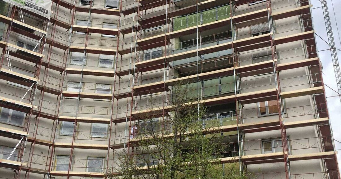 Alternativ zum Abriss der Platten in einem Mehrfamilienhaus in Villach setzte die Firma Deurotherm Isolierungen Triflex ProDrain ein, um die Balkone zu sanieren.