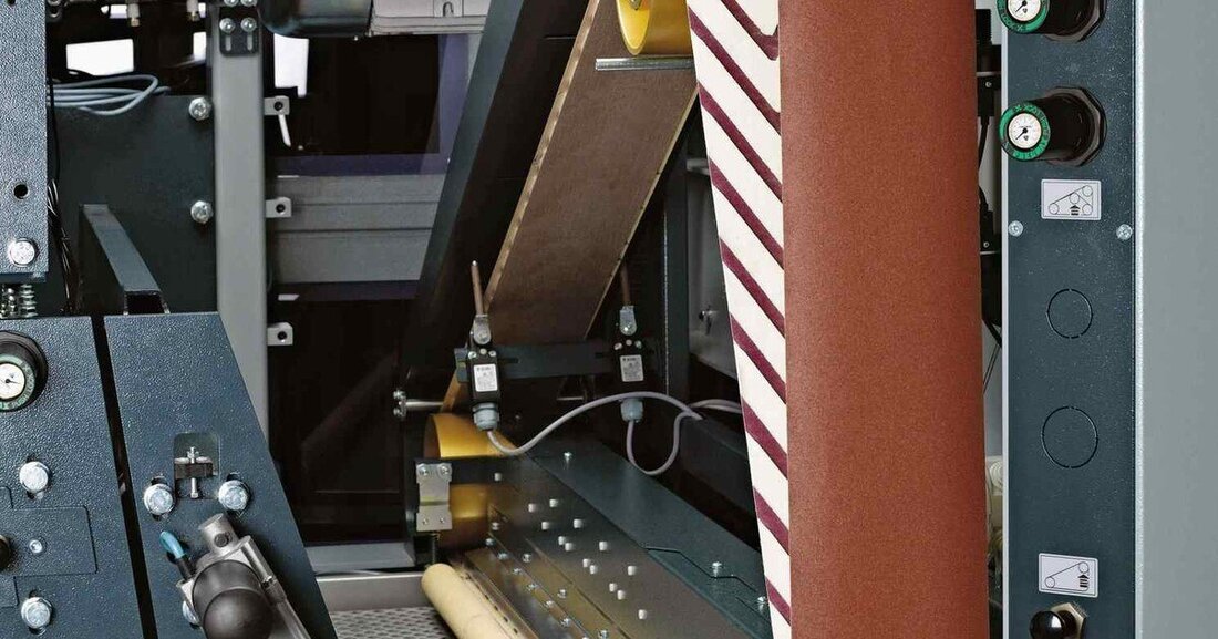 Die Maschinentechnik ist anspruchsvoll und will beherrscht sein. Und jedes Material hat seine Eigenheiten. Was Sie beim Breitbandschleifen beachten müssen und wie Sie Schleiffehler vermeiden.