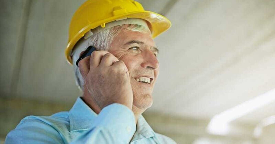 Kündigungen können dann angefochten werden, wenn sie sozial ungerechtfertigt sind. Eine wesentliche Rolle spielte bisher das Alter. Ein höheres Lebensalter kann zu Schwierigkeiten bei der Arbeitsplatzsuche und somit bei der Wiedereingliederung führen. Daher waren Anfechtungen der Kündigung von Seiten des Arbeitnehmers gesehen oft erfolgreich. Das hat aber wohl dazu geführt, dass viele Unternehmer Bewerber dieser Generation nicht mehr eingestellt haben. Daher kam es zu einer Gesetzesänderung. Für Arbeitnehmer, die ab dem 1.7.2017 eingestellt werden und dabei bereits 50 Jahre oder älter sind, spielt das Lebensalter bei der Beurteilung der Sozialwidrigkeit keine Rolle mehr.