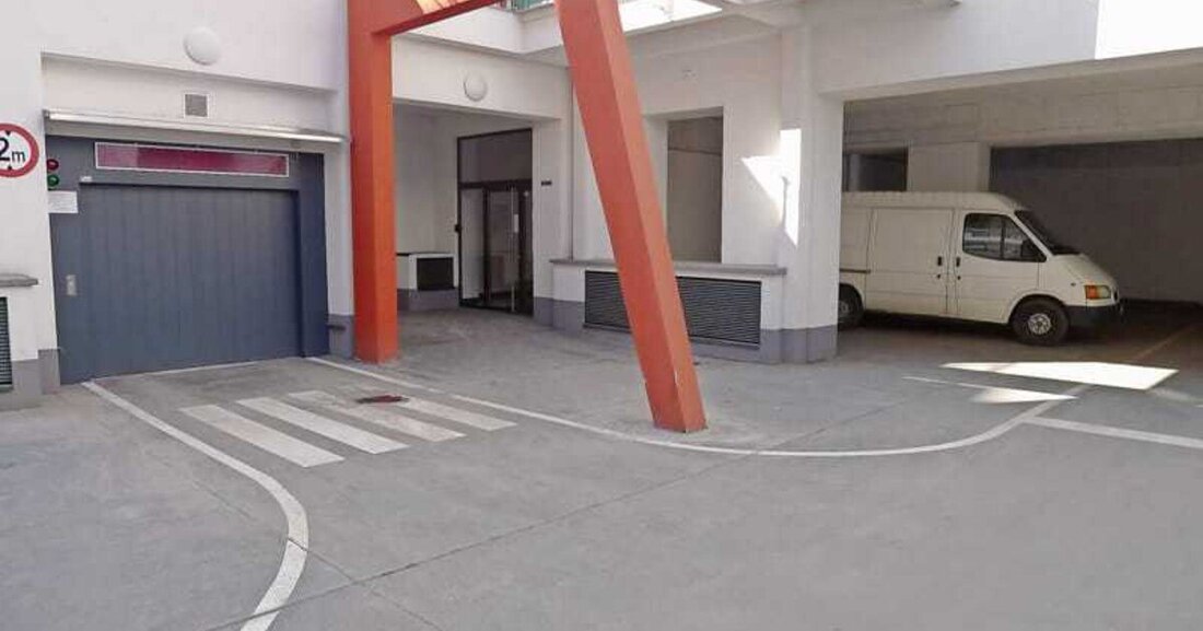 Hofkellerdecken bilden den oberen Abschluss von Kellern sowie genutzten Räumen unter Terrain und sind in der Regel in dichtverbauten Wohnbauprojekten anzutreffen. Häufig wird der Feuchtigkeitsabdichtung und in weiterer Folge auch dem Funktionsschichtaufbau oberhalb der Stahlbetondeckenkonstruktion wenig Beachtung geschenkt.