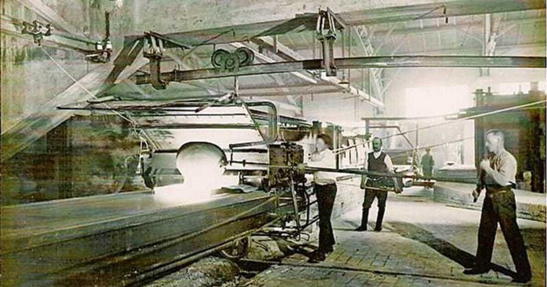 Flachglaserzeugung in Österreich? Die meisten Glaser werden wohl mit Überzeugung sagen: „Nur in der Brunner Glasfabrik“. Doch da gab es auch noch etwas davor, was vermutlich nur mehr wenige wissen. Wieder einmal kam der Impuls vom Kollegen Peter Bayer durch einen in seinem Besitz befindlichen alten Verkaufskatalog. Elfriede Zahlner hat nachgeschlagen und noch einiges Geschichtliches finden können.