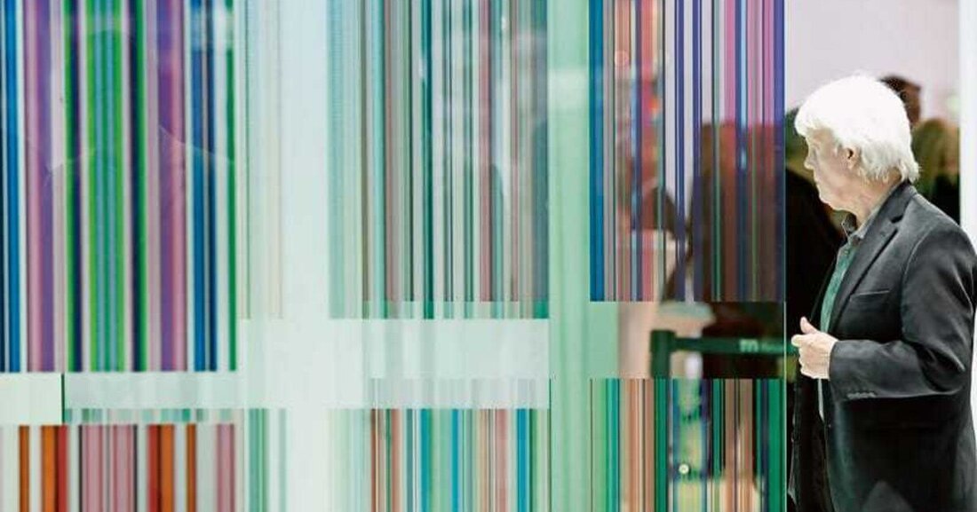 Treppen, Trennwände, Möbel, Wandverkleidungen, Geländer und Brüstungen – dem Einsatz von Glas im Haus sind keine Grenzen gesetzt. Da der Werkstoff durch das Zusammenspiel von Licht, Reflexion, Transmission, Farbe und Textur immer neue gestalterische Möglichkeiten für Architekten, Interieur und die Möbelgestaltung eröffnet, liegt er im Innenausbau voll im Trend. Die Branche hat sich auf den steigenden Bedarf mit einer Vielzahl von Lösungen für die Innenraumgestaltung eingestellt.