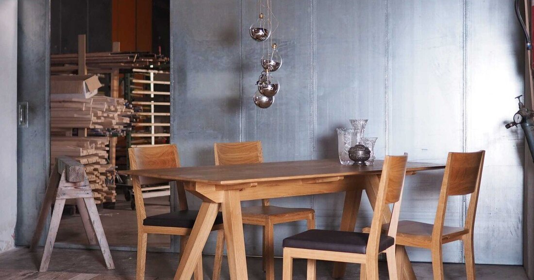 Die Tischlerei Wittmann fertigt im oberösterreichischen Almtal Stühle, Tische und Bänke aus Massivholz. 