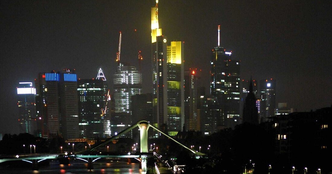 Anlässlich der Luminale 2018 in Frankfurt am Main, die heuer vom 18. bis 23.März 2018 stattfinden wird, haben Interessenten die Möglichkeit, an Fotographie-Workshops teilzunehmen, bei denen die nächtliche Skyline Frankfurts aus außergewöhnlichen Perspektiven kennengelernt werden kann.