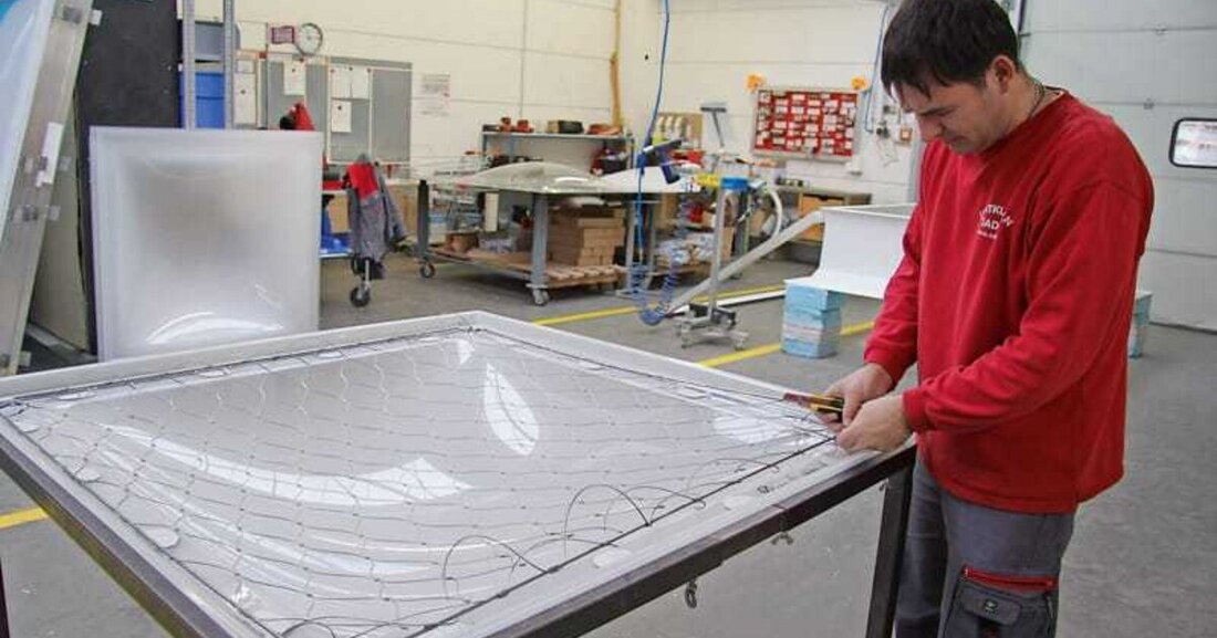 Leider passieren noch immer schwere Unfälle aufgrund von Durchstürzen durch nichtgesicherte Lichtkuppeln.