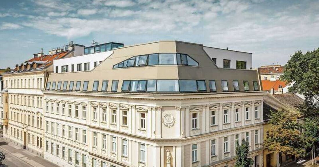 Floridsdorf, transdanubischer Flächenbezirk Wiens, ist von jeher ein architektonischer Abenteuerspielplatz. Eines der Historismus-Baujuwele des aufblühenden Industriezeitalters zwischen 1848 und 1873 wurde jetzt hochwertig saniert, modernisiert und erweitert. Verbundplatten aus Aluminium verpassten der Gründerzeitsubstanz mit dem spannenden Dachflächenaufbau ein facettenreiches Facelift.