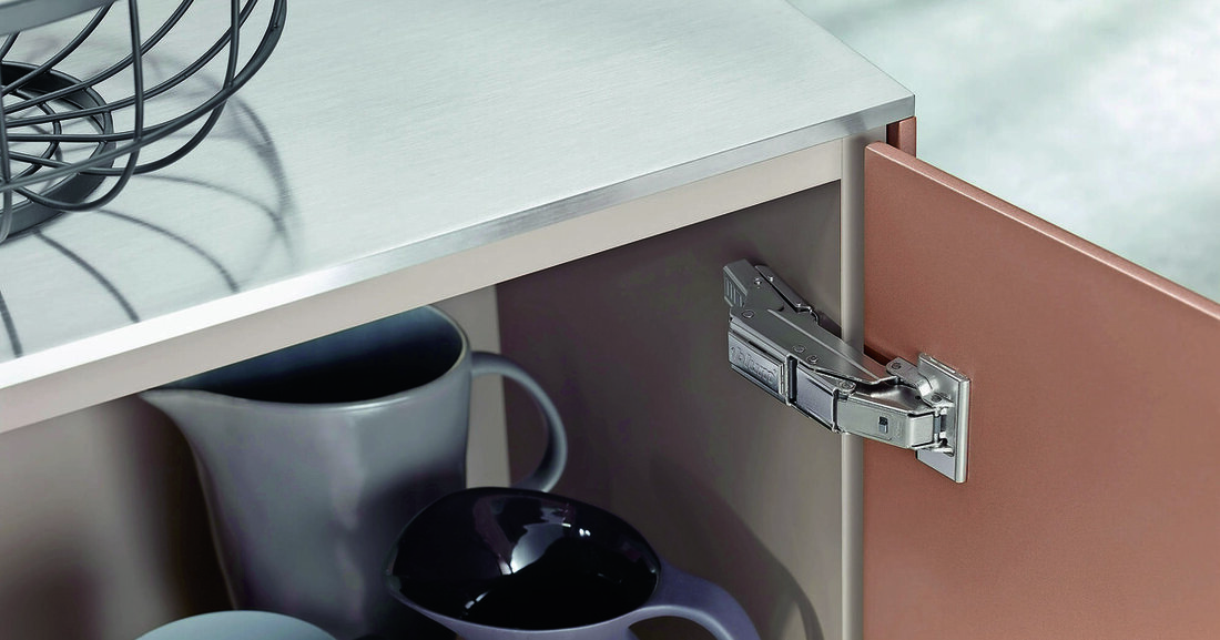 Der Beschlägehersteller Blum hat ein durchgängiges Befestigungssystem für dünne Fronten bei den Klappen-, Tür- und Auszugsanwendungen entwickelt.