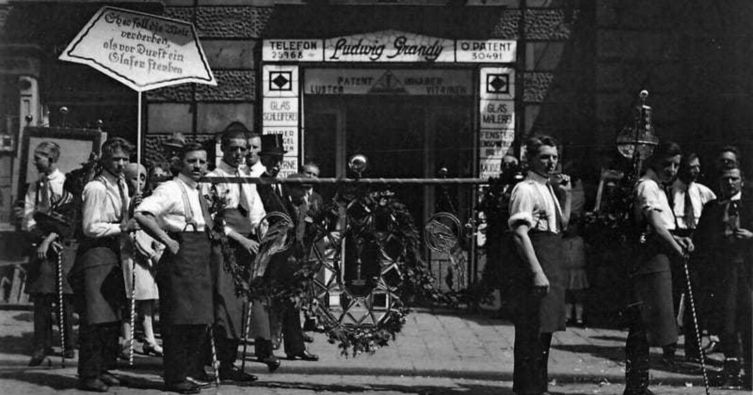 In der letzten Ausgabe berichteten wir von Ludwig Grandy, Pionier der Grabdenkmäler aus Glas, Glaskünstler und verkanntes Original seiner Zeit, der gerne dichtete. Da fand sich jetzt noch ein  altes Foto, das Gustl Schiebs Erinnerungen an alte Wiener Geschichten untermauert.