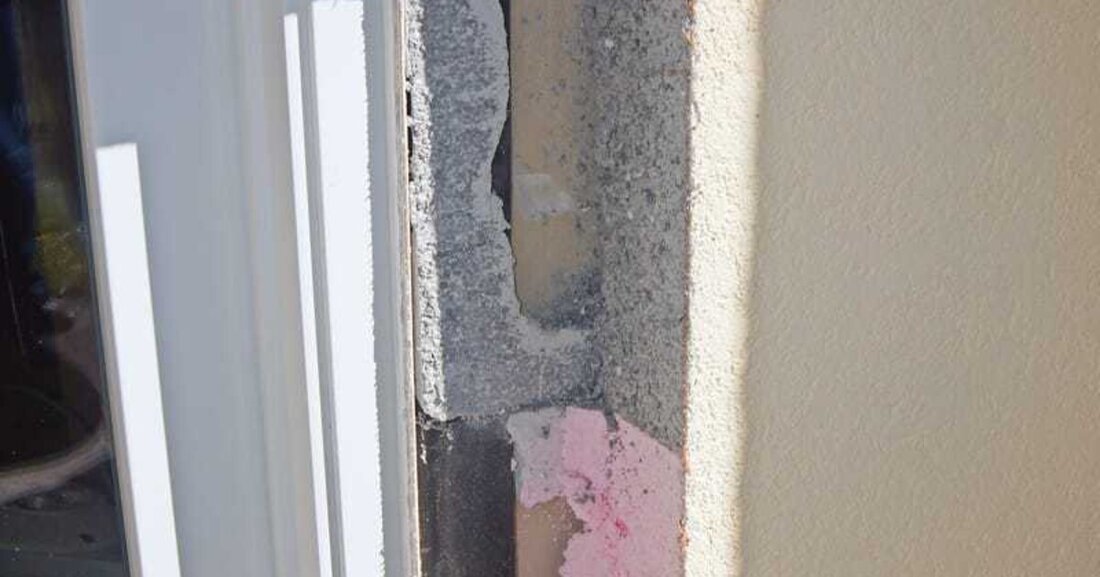 Ein Eigentümer, dessen Haus durch einen Generalunternehmer saniert wurde, ist mit der Durchführung der Arbeiten unzufrieden und formuliert eine Klage an den Auftragnehmer. Dieser bezieht die ausführenden Firmen der Gewerbe Wärmedämmverbundsysteme und Fensterbau in den Streit ein. Sachverständiger Michael Marte erläutert den interessanten Fall und die Erkenntnisse daraus.