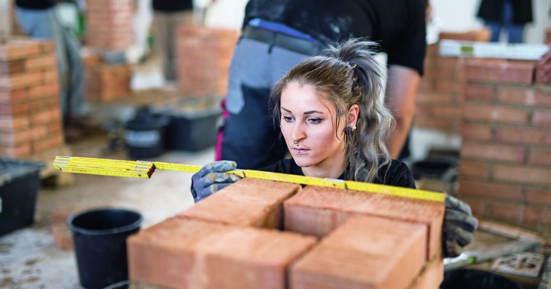 Trotz leicht steigender Lehrlingszahlen herrscht Reformbedarf bei der Lehre am Bau: sowohl beim Image, als auch in der Ausbildung. Nun soll die Lehre auf ganz neue Beine gestellt werden.