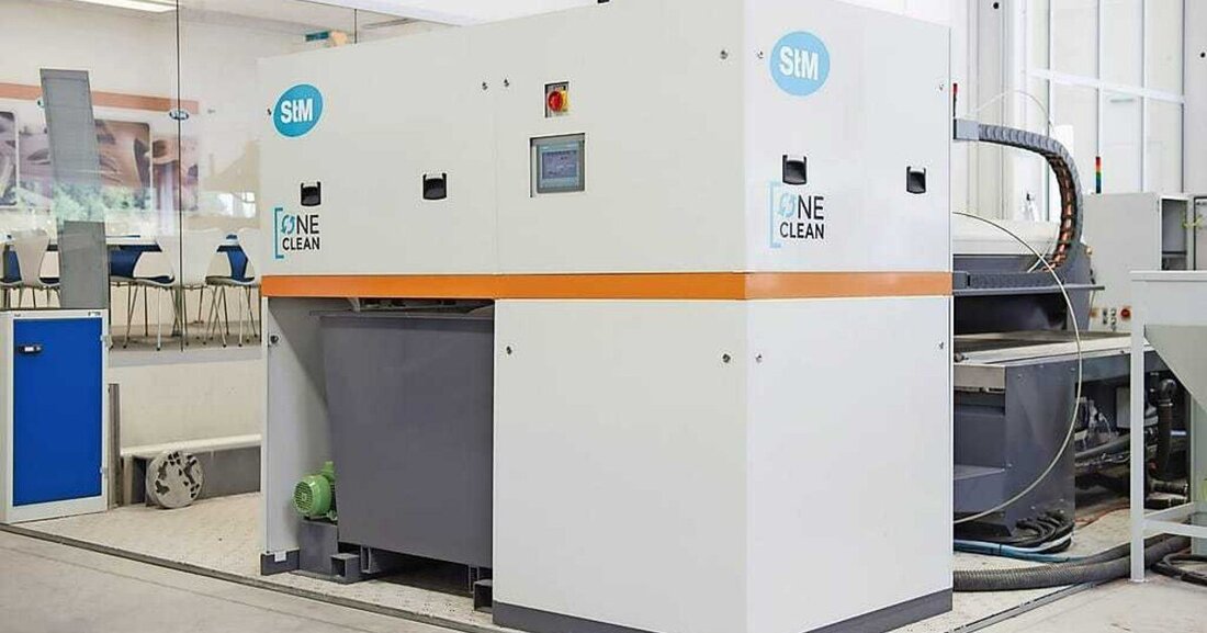 Wie beim Wasserstrahlschneiden durch die Wiederaufbereitung von Abrasivsand Ressourcen und Kosten eingespart werden können.