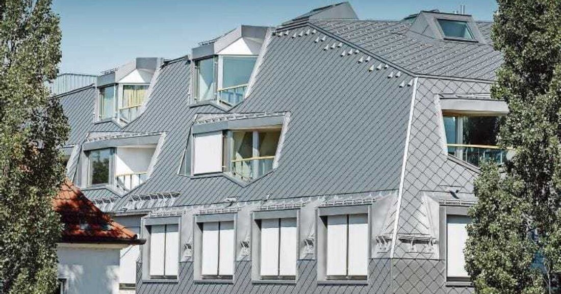 Mitten auf Münchens exklusivster Event- und Shoppingmeile erschließt ein feudaler Dachausbau neuen Wohnraum. Der Wohntraum an der Ecke Leopold-/ Hohenzollernstraße definiert das traditionsreiche Walmdach des Schwabinger Bürgerhauses ganz neu, das mit Aluminium realisiert wurde.