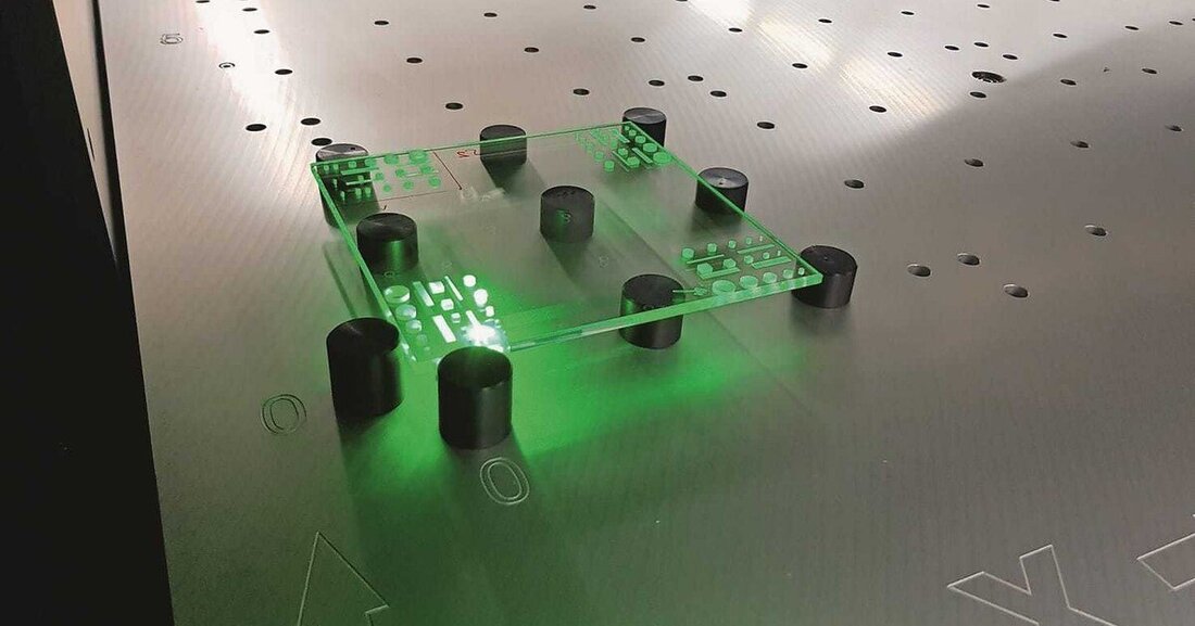 Noch bis vor wenigen Jahren galt die Laser technik speziell in der Glasveredelung als exotisch: Zu teuer und zu komplizier t, so der häufig zu hörende Tenor. Auch sahen viele Glasverarbeiter von Kundenseite kaum Nachfrage nach mittels Laser veredelten Scheiben. Das hat sich geänder t. Laser lassen sich inzwischen auch zum Glasbohren wirtschaftlich einsetzen.