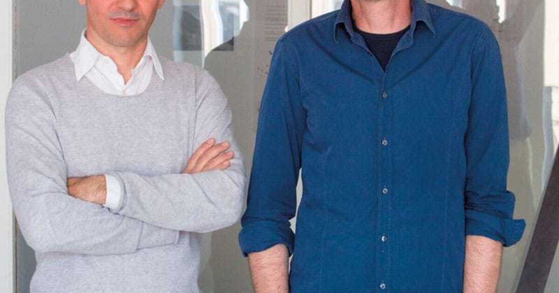 Seit ihrer Bürogründung vor zehn Jahren haben Martin Scharfetter und Robert Rier mit ihren Projekten die Tiroler Architekturlandschaft bereichert. Sie bauen nicht im Zentrum, sondern auf dem Land, setzten mit ihren Wettbewerbserfolgen markante Akzente im öffentlichen Raum: in Kundl, in Bach, in Weer, in Inzing, in Absam, in Hall, in Schwaz, in Pians und anderswo in den Dörfern. Gretl Köfler im Gespräch mit Martin Scharfetter und Robert Rier