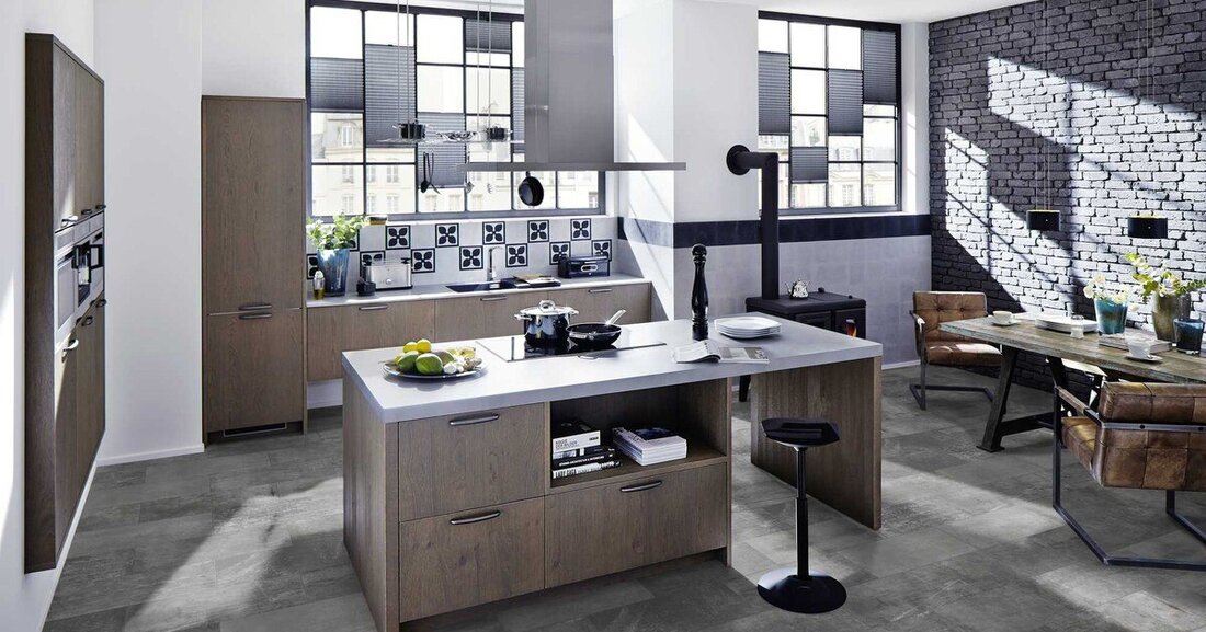 Die neuen Laminatböden erobern Küche und Bad.