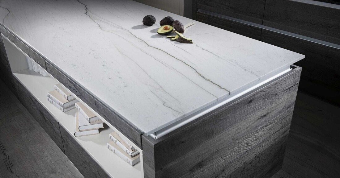 Naturstein-Spezialist Strasser präsentiert neue Variante in hellem Quarzit-Gestein. 