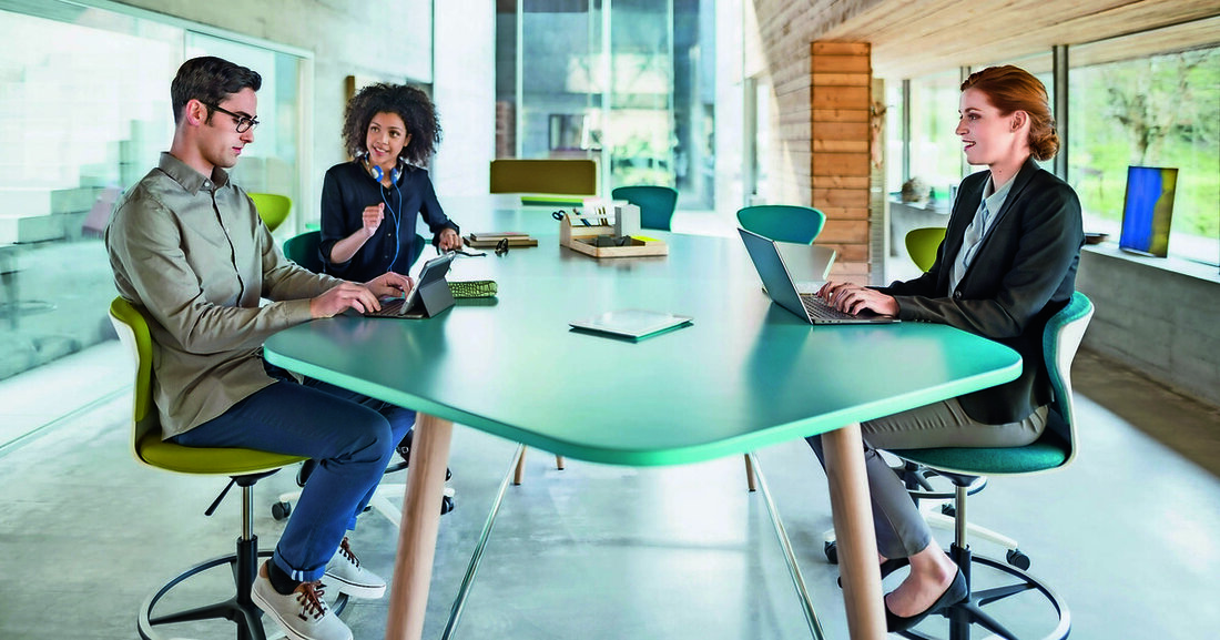 Die Frage nach der Organisation der wissensbasierten und kreativen Prozesse ist ein Thema, das Unternehmen mehr denn je beschäftigt. Begriffe wie Vollautomatisierung und Office 4.0 sorgen oftmals für Unsicherheit unter den Mitarbeitern.