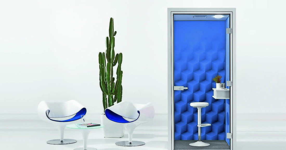 Aus der modernen Arbeitswelt ist das Open Space kaum mehr wegzudenken. Bei einem oft hohen Geräuschpegel und begrenzten Platz fehlt es den Mitarbeitern oft an Privatsphäre für vertrauliche Telefonate.