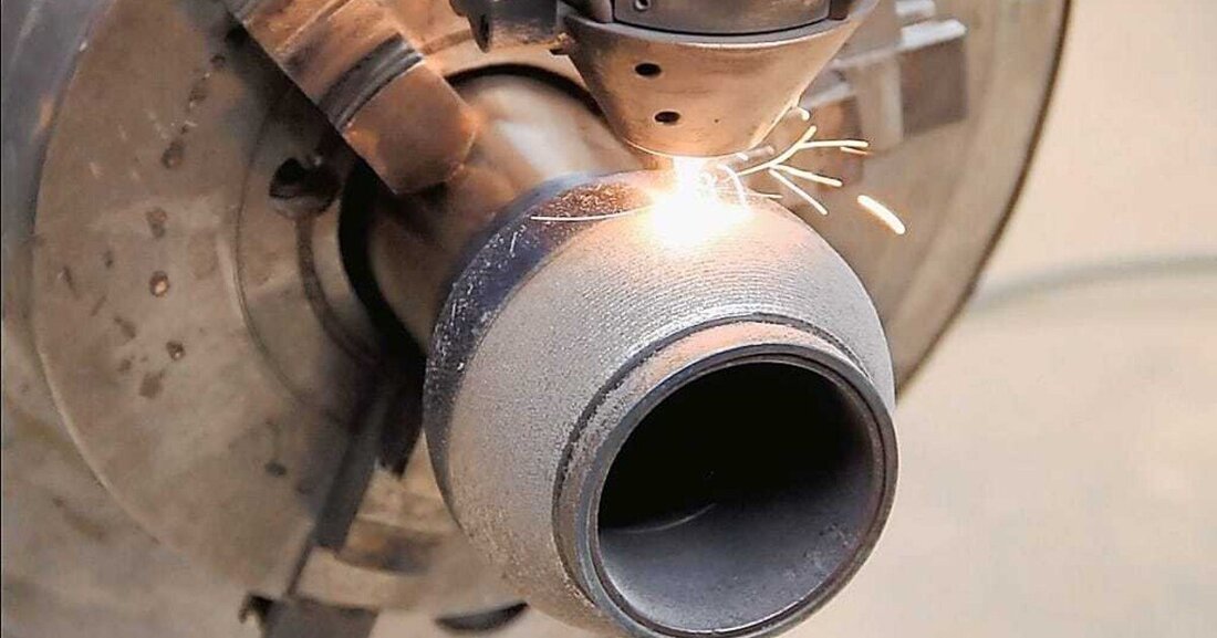 Das Laserauftragschweißen wird immer effizienter, und die Laseranlagen zur additiven Bauteilefertigung werden auch für kleine und mittelständische Unternehmen erschwinglich.